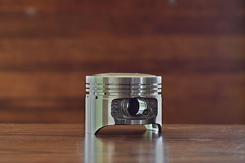 pistone, parte del motore, nuovo, brillante, Marrone, motociclo, motocicletta, metallico, motore, mezzi di trasporto, pulito, metallo, parti, riparazione, ingegneria, tavolo, legno - materiale, in casa, tecnologia, natura morta, temi fotografici, macchina fotografica - attrezzatura fotografica, singolo oggetto, in stile retrò, concentrarsi sulle conoscenze acquisite, messa a fuoco selettiva, nessuno, avvicinamento, attrezzatura fotografica, obiettivo - strumento ottico, giorno, antico, venatura del legno, 5K, CC0, dominio pubblico, privo di copyright