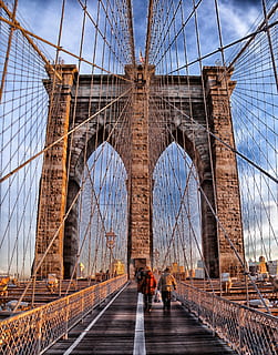 dois, pessoa, caminhando, ponte, dia, pessoas, arquitetura, estrutura construída, ponte - estrutura feita pelo homem, transporte, conexão, destinos de viagem, turismo, viagem, céu, Ponte suspensa, Engenharia, grupo de pessoas, cidade, homens, direção, arco, natureza, pessoas reais, ao ar livre, 2K, CC0, domínio público, royalty free