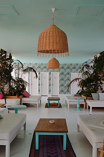 lampada a sospensione marrone, tavolo, sedia, divano, interior design, arredamento, lampada, luce, minimo, pianta, vuoto, bianca, vacanza, colore della caramella, colore, cuscino, interno, area relax, freddo, architettura, nessuno, isola, lusso, blu, vacanze, design, moderno, culture, in casa, località turistica, mare, decorazione, clima tropicale, all'aperto, viaggio, estate, Casa, Palma, stili di vita, rilassamento, bellissimo, eleganza, mobilia, 4K, CC0, dominio pubblico, privo di copyright