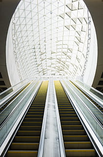 escales mecàniques buides, arquitectura, a l'interior, escala mecànica, estructura construïda, modern, escala, futurista, passos i escales, barana, tecnologia, patró, vista d’angle baix, comoditat, cap gent, transport, edifici, il·luminat, centre comercial, viatjar, sostre, passarel·la en moviment, 5K, CC0, domini públic, lliure de regalies
