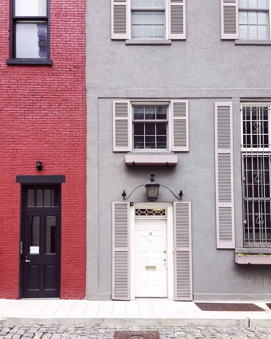 porta blanca tancada, decoració de la llar, finestra, cortina, obturador, porta, ombra de la finestra, 48 Washington Mews, Estats Units, new york, roba de llit, maó, paret, llanterna, llum, jurat, corretja, finestra d'imatges, barri, edifici, urbà, estructura construïda, arquitectura, exterior de l'edifici, barri residencial, cap gent, dia, casa, tancat, a l'aire lliure, ciutat, entrada, seguretat, façana, protecció, naturalesa, marc de finestra, 2K