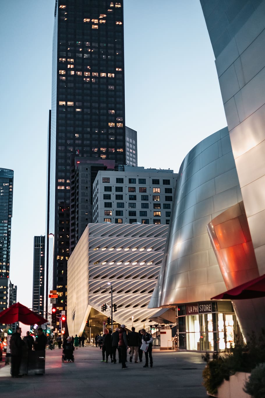 nit, hd background, fons, fons de pantalla hd, fons de pantalla, arquitectura, l'ampli, losangele, modern, ciutat, estructura construïda, exterior de l'edifici, exterior d’edifici d’oficines, edifici, cel, gratacels, alta - alta, oficina, grup de persones, torre, vida de ciutat, naturalesa, gran grup de persones, persones reals, multitud, destinacions de viatge, dones, a l'aire lliure, districte financer, paisatge urbà, 5K