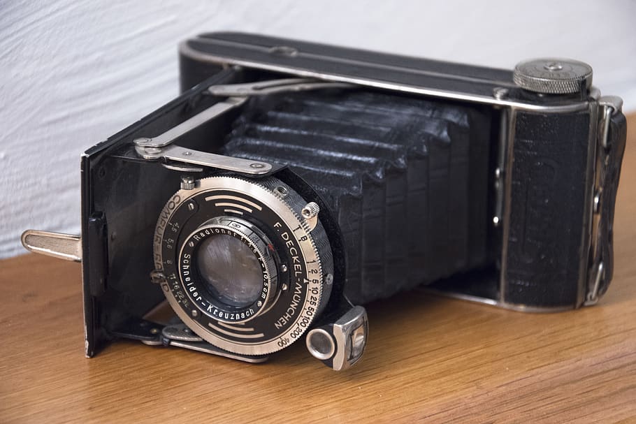 compur rapid, càmera, vell, obsoleta, retro, foto, fotografia, primer pla, pancromàtic, imatge, mecànic, llegat, anticari, lent, estil, estil antic, negre, cuir, metall, taula, estil retro, cap gent, a l'interior, sol objecte, tecnologia, centrar-se en primer pla, natura morta, color negre, temes de fotografia, nostàlgia, antiguitat, material de fusta, nombre, equipament, lent - instrument òptic, acer, color plata, 5K