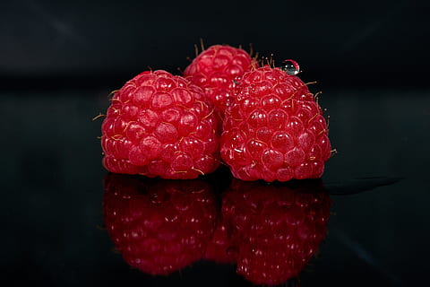 Himbeere, Beere, rot, frisch, Vitamine, Früchte, Obst, lecker, bio, gesund, Essen und Trinken, Lebensmittel, Beerenfrucht, gesundes Essen, Wohlbefinden, Frische, Nahansicht, schwarzer Hintergrund, drinnen, Studioaufnahme, Stillleben, Erdbeere, keine Leute, reif, ausgeschnitten, saftig, Fokus auf den Vordergrund, 5K, CC0, gemeinfrei, lizenzfrei