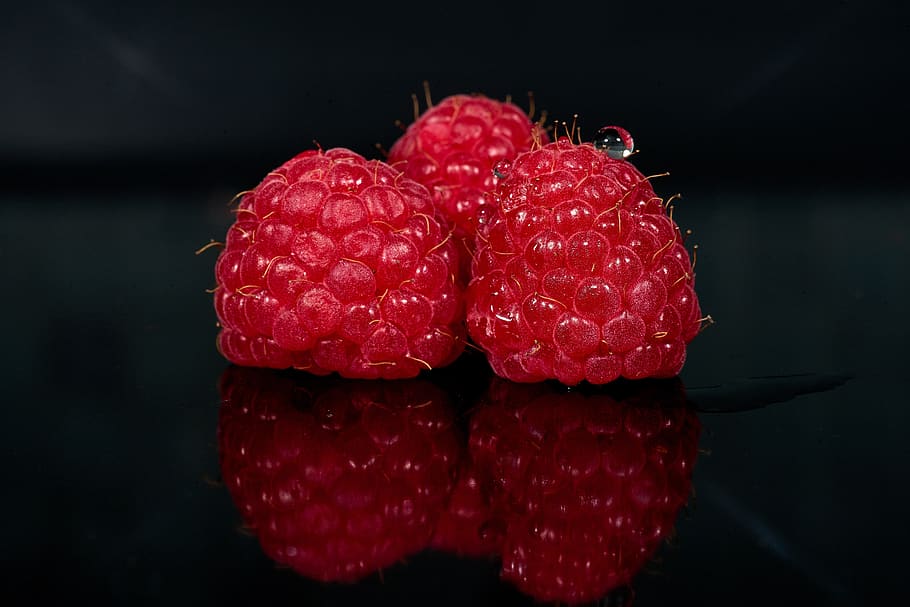 Himbeere, Beere, rot, frisch, Vitamine, Früchte, Obst, lecker, bio, gesund, Essen und Trinken, Lebensmittel, Beerenfrucht, gesundes Essen, Wohlbefinden, Frische, Nahansicht, schwarzer Hintergrund, drinnen, Studioaufnahme, Stillleben, Erdbeere, keine Leute, reif, ausgeschnitten, saftig, Fokus auf den Vordergrund, 5K