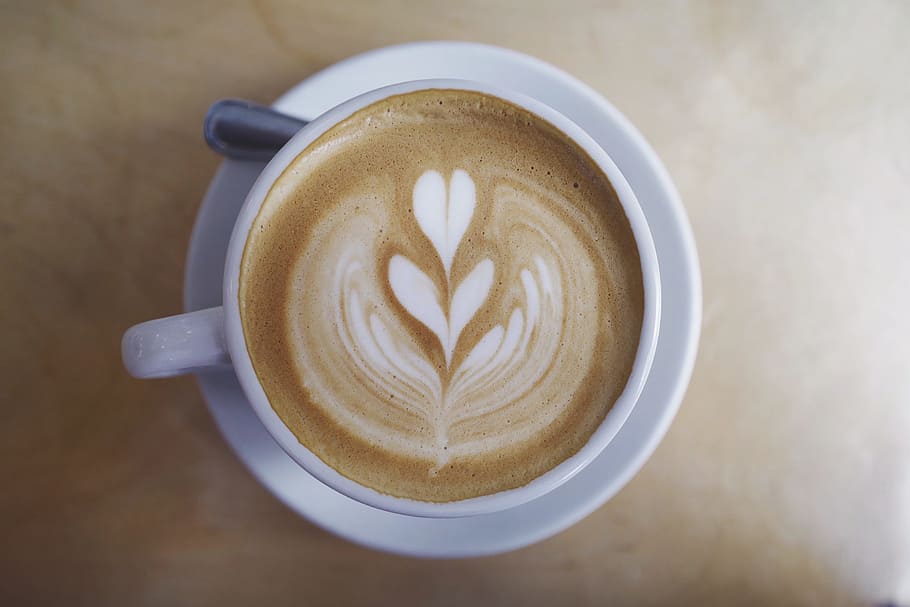cafè, caffe, latte, art, al vapor, llet, escuma, tassa, plat, cullera, cafè - beguda, beure, tassa de cafè, refresc, menjar i beguda, beguda espumosa, art escumat, beguda calenta, natura morta, cappuccino, creativitat, taula, primer pla, frescor, directament a sobre, cap gent, vaixella, begudes sense alcohol, 4K