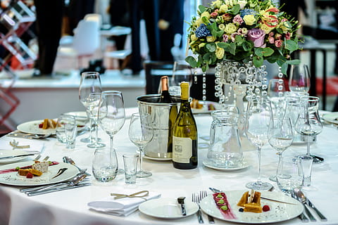 Weiß, beschriftet, Flasche, klar, Glas Weinflasche, runder Tisch, Strauß, Besteck, Essen, Blumen, Lebensmittel, Platten, Restaurant, Servietten, Sitzordnung bei Tisch, Geschirr, Wein, Weinflaschen, Weingläser, Tabelle, Glas, Trinkglas, blühende Pflanze, transparent, Blume, Container, Glas - Material, Weinglas, Anordnung, Haushaltsausstattung, Essen und Trinken, Fokus auf den Vordergrund, Rahmen, keine Leute, Teller, Vase, Pflanze, Frische, Blumenschmuck, 5K, CC0, gemeinfrei, lizenzfrei