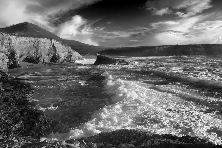 Surf, spiaggia, nube, monocromatico, bianco e nero, wafe, oceano, costa, paesaggio, natura, acqua, bellezza nella natura, scenics - natura, nuvola - cielo, mare, cielo, movimento, onda, nessuno, montagna, giorno, ambiente, scena non urbana, sport, sport acquatico, roccia, terra, all'aperto, potere in natura, acqua corrente, fluente, 4K