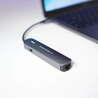 gris, hiper, dispositivo drone, hardware, electrónica, hardware de la computadora, teclado, Indonesia, Jacarta, ordenador portátil, ordenador personal, computadora, tecnología, comunicación, conexión, tecnología inalámbrica, de cerca, cable USB, adentro, foto de estudio, nadie, teléfono inteligente, portabilidad, equipo de computadora, dispositivo de información portátil, naturaleza muerta, centrarse en primer plano, teléfono móvil, copia espacio, de color negro, equipo eléctrico, fuente de alimentación, llave de computadora, 4K, CC0, dominio público, libre de derechos