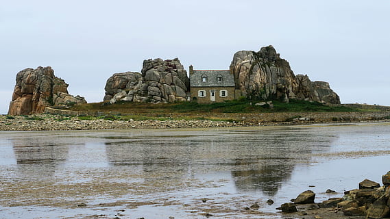 plougrescant, castel, mn, Brittany, mare, casa di pietra, costiero, Francia, acqua, natura, cielo, architettura, riflessione, storia, solido, destinazioni di viaggio, il passato, struttura costruita, roccia, giorno, roccia - oggetto, nessuno, terra, esterno dell'edificio, lungomare, costruzione, all'aperto, abbazia, 5K, CC0, dominio pubblico, privo di copyright