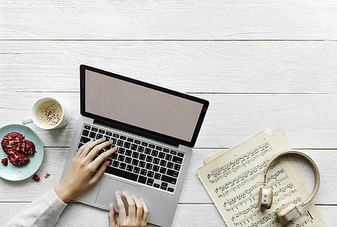 persoană, utilizând, macbook, pro, cafea, Electronică, flatlay, mâini, Căști, tastatură, laptop, partituri, masa, tehnologia fără fir, tehnologie, comunicare, calculator, conexiune, mancare si bautura, o persoana, lemn - material, dispozitiv portabil de informații, în interior, vedere în unghi mare, publicare, alimente, carte, mâncat sănătos, direct deasupra, folosind laptopul, mână, 1080P, CC0, domeniu public, fără drepturi de autor