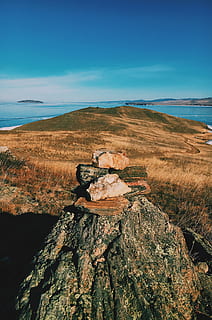 gris, pedra, registre, naturalesa, terra, a l'aire lliure, aigua, línia de costa, oceà, mar, promontori, Costa, khuzhir, Rússia, llac Baikal, península, paisatge, penya-segat, pastures, camp, pendent, altiplà, platja, cel, tranquil·litat, escenics - natura, rock, escena tranquil·la, bellesa a la natura, blau, dia, cap gent, rock - object, sòlid, planta, escena no urbana, horitzó sobre l’aigua, 4K, CC0, domini públic, lliure de regalies