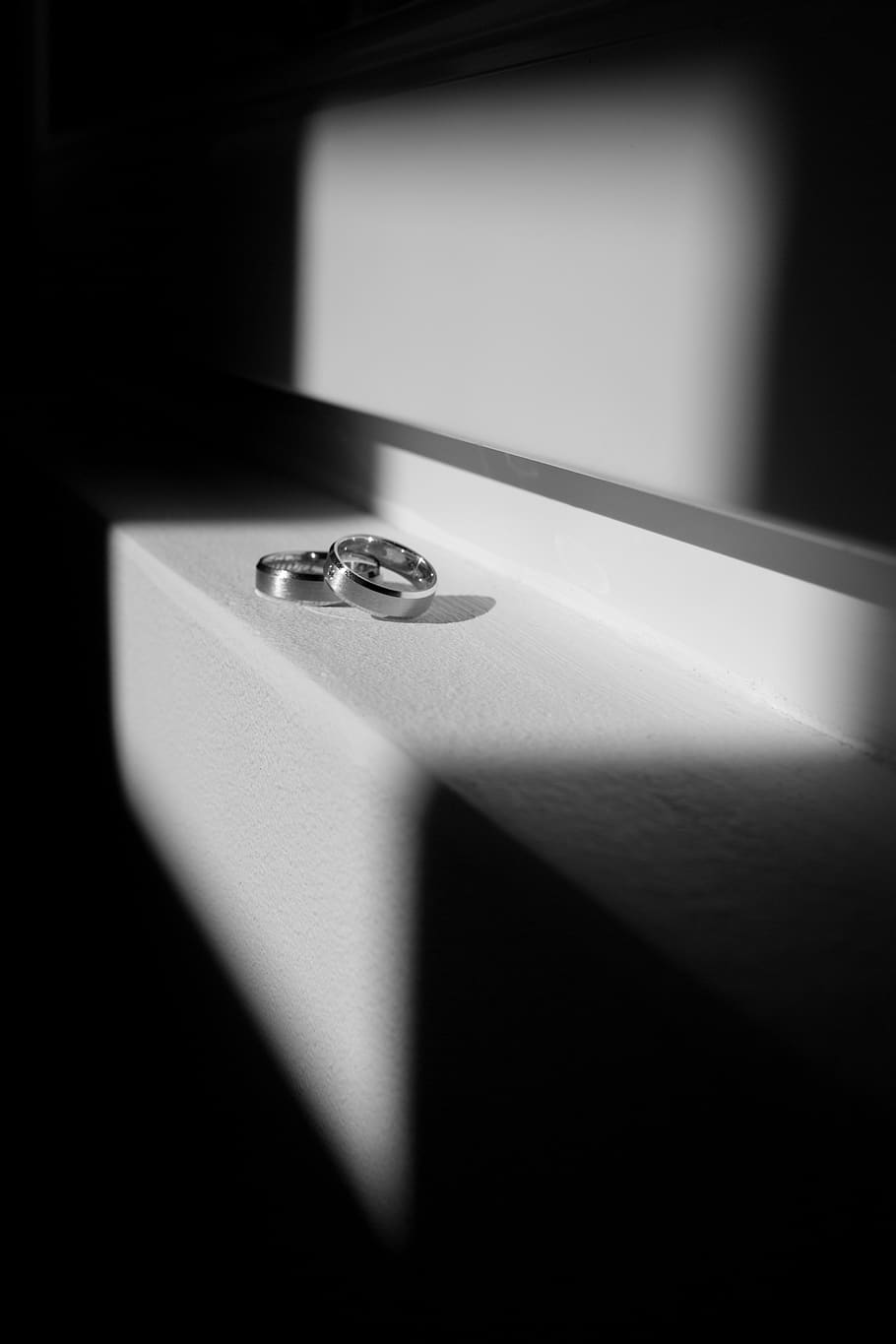 ombra, nozze, fede, sposa, matrimonio, mono, fedi nuziali, oro, romanza, cerimonia, Fidanzamento, celebrazione, per sempre, amore, anelli, gioielli, squillare, in casa, anello di fidanzamento, avvicinamento, nessuno, diamante - gemma, scatola di gioielli, singolo oggetto, natura morta, ricchezza, lusso, messa a fuoco selettiva, tavolo, due oggetti, girato in studio, gemma preziosa, 5K
