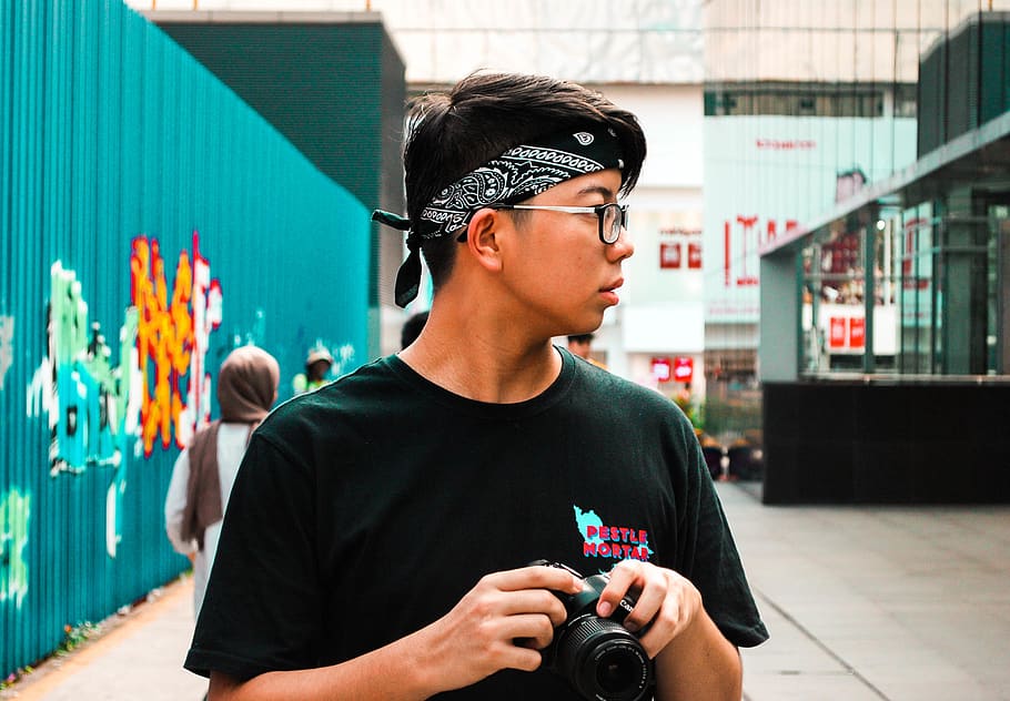 home, de cara, esquerra, costat, celebració, càmera, persona, humà, roba, Malàisia, fotògraf, electrònica, kuala lumpur, bukit bintang, fotografia, Diadema, barret, samarreta, gent, paisatge, ciutat, urbà, carrer, murals, una persona, home jove, adult jove, retrat, centrar-se en primer pla, roba casual, gots, tecnologia, vista frontal, dia, persones reals, persones incidentals, arquitectura, càmera - equip fotogràfic, estils de vida, tirada al cap, de peu, a l'aire lliure, 2K
