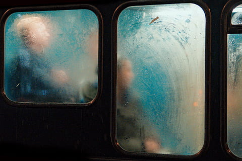 Mann, Stehen, neben, Fenster, Fahrzeuginnenraum, Glas - Material, Transportmittel, Transport, Schienenverkehr, Nahansicht, Zug, Reise, transparent, keine Leute, Flugzeug, drinnen, Natur, nass, öffentliche Verkehrsmittel, Tag, Zug - Fahrzeug, Regen, Regentropfen, 2K, CC0, gemeinfrei, lizenzfrei