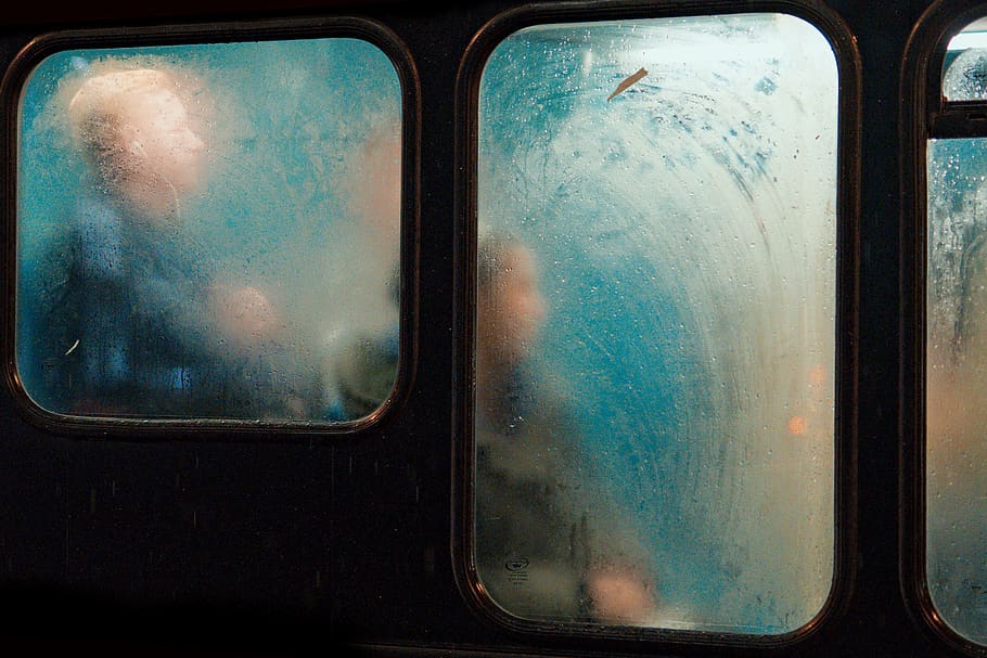 Mann, Stehen, neben, Fenster, Fahrzeuginnenraum, Glas - Material, Transportmittel, Transport, Schienenverkehr, Nahansicht, Zug, Reise, transparent, keine Leute, Flugzeug, drinnen, Natur, nass, öffentliche Verkehrsmittel, Tag, Zug - Fahrzeug, Regen, Regentropfen, 2K