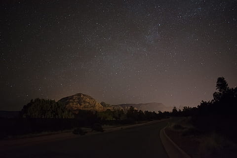 fotografia di paesaggio, montagna, strada, albero, foresta, bosco, stella, lunga esposizione, galassia, via Lattea, roccia, notte, sera, all'aperto, astrofotografia, stella - spazio, astronomia, costellazione, nebulosa, natura, cielo, spazio, buio, paesaggio, sentiero delle stelle, forma a stella, campo stellare, Paesaggi, pianeta - spazio, blu, esplorazione, scienza, nessuno, Luna, bellezza nella natura, infinito, esplorazione dello spazio, meteora, colore nero, 5K, CC0, dominio pubblico, privo di copyright