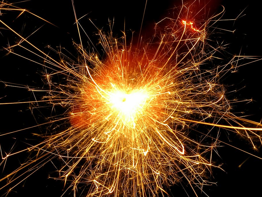 Berlín, Alemanya, il·luminat, nit, celebració, moviment, brillant, exposició llarga, focs artificials, cremant, esdeveniment, cap gent, espurnes, cultura i entreteniment artístic, moviment borrós, sparkler, naturalesa, focs artificials - objecte fet per l'home, explosió, foc - fenomen natural, foc, a l'aire lliure, exhibició de focs artificials, llum, 2K