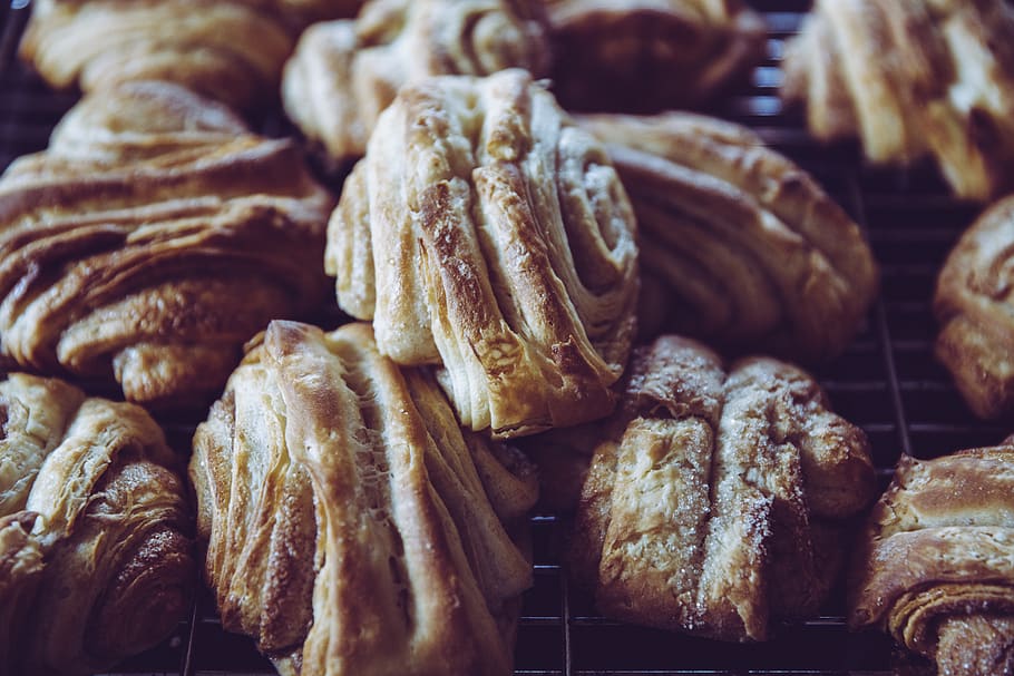 primer pla, foto, pa de croissant, enfornar, al forn, fleca, cocció, pans, marró, croissants, deliciós, menjar i beguda, frescor, menjar, natura morta, a l'interior, gran grup d'objectes, cap gent, marc complet, pa, fons, enfocament selectiu, indulgència, alimentació saludable, menjar dolç, benestar, botiga, abundància, temptació, berenar, menjar francès, 5K