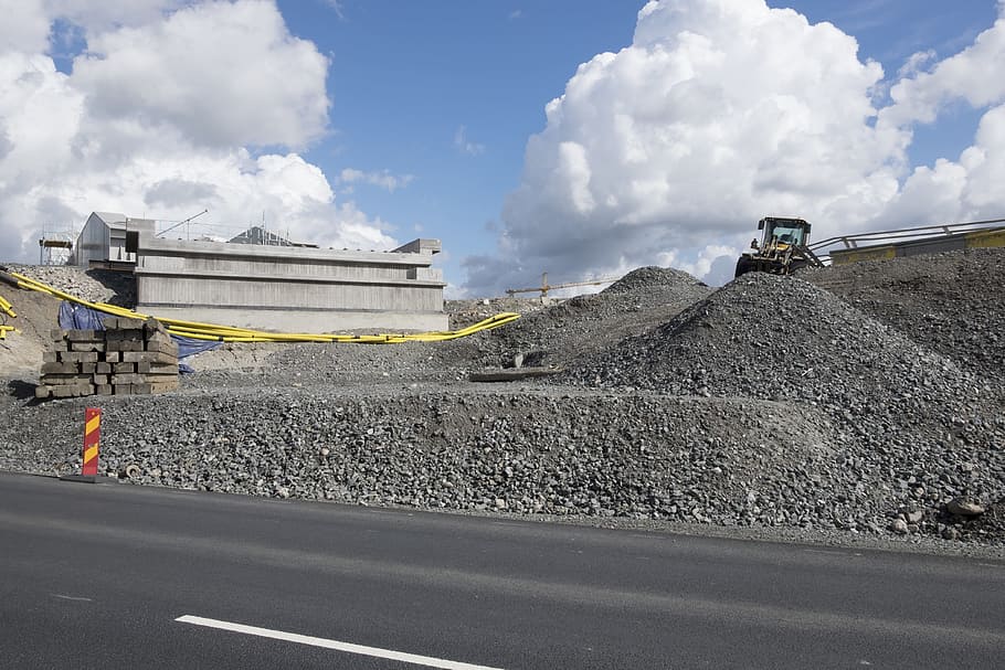 Konstruktion, Seite? ˅, Ingenieurwesen, die Architektur, Beton, Transport, wolke - himmel, Industrie, Straße, Baugewerbe, Baustelle, Baumaschine, Straßenbauarbeiten, Himmel, Maschinen, Natur, Schmutz, Tag, Transportmittel, Entwicklung, Landfahrzeug, Umgebung, LKW, draußen, Bergbau, Kies, Steinbruch, 4K