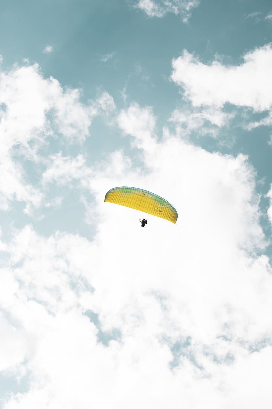 žlutý paragliding, volnočasové aktivity, dobrodružství, klouzání, padák, švýcarsko, nebe, sportovní, kluzák, let, mraky, paraglide, extrémní, kluzáku, dom, paragliding, uvnitř, Vzhled interiéru, kupa, počasí, mrak, mrak - nebe, extrémní sporty, létající, střední vzduch, sport, nízký úhel pohledu, den, k nepoznání člověka, jedna osoba, Příroda, přeprava, svoboda, skutečných lidí, venku, životního stylu, 5K