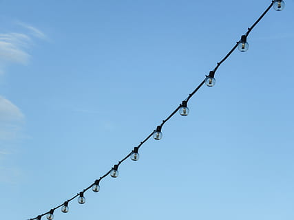 luces de cadena, bombillas, azul, cielo, cadena, metal, nadie, la seguridad, naturaleza, proteccion, día, cable, cerca, colgando, seguridad, al aire libre, vista de ángulo bajo, cielo limpio, límite, de cerca, copia espacio, barrera, 4K, CC0, dominio público, libre de derechos