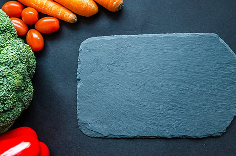 grau, Hackbrett, neben, Gemüse, Brokkoli, Möhren, Nahansicht, Farben, frisch, Frische, Grün, gesund, Pfeffer, roh, rot, Tomaten, Essen und Trinken, Lebensmittel, Tabelle, Stillleben, High Angle View, Wohlbefinden, gesundes Essen, keine Leute, drinnen, direkt darüber, orange Farbe, Rohkost, Obst, grüne Farbe, Zutat, Wurzelgemüse, leer, 4K, CC0, gemeinfrei, lizenzfrei
