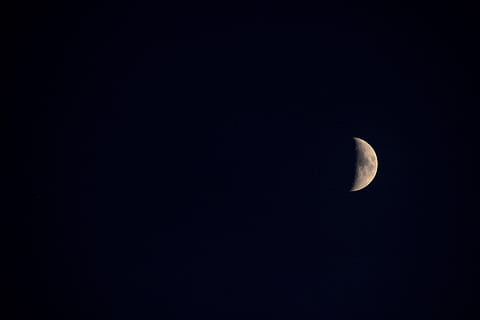 Luna creciente, naturaleza, al aire libre, universo, espacio exterior, espacio, astronomía, noche, Luna, eclipse, Eclipse lunar, playa, Oceano, costa, agua, orilla, mar, Luna llena, nebulosa, transporte, vehículo, cielo, copia espacio, tranquilidad, media Luna, nadie, paisajes - naturaleza, oscuro, escena tranquila, belleza en la naturaleza, creciente, luna planetaria, exploración espacial, astrología, vista de ángulo bajo, espacio y astronomia, 4K, CC0, dominio público, libre de derechos
