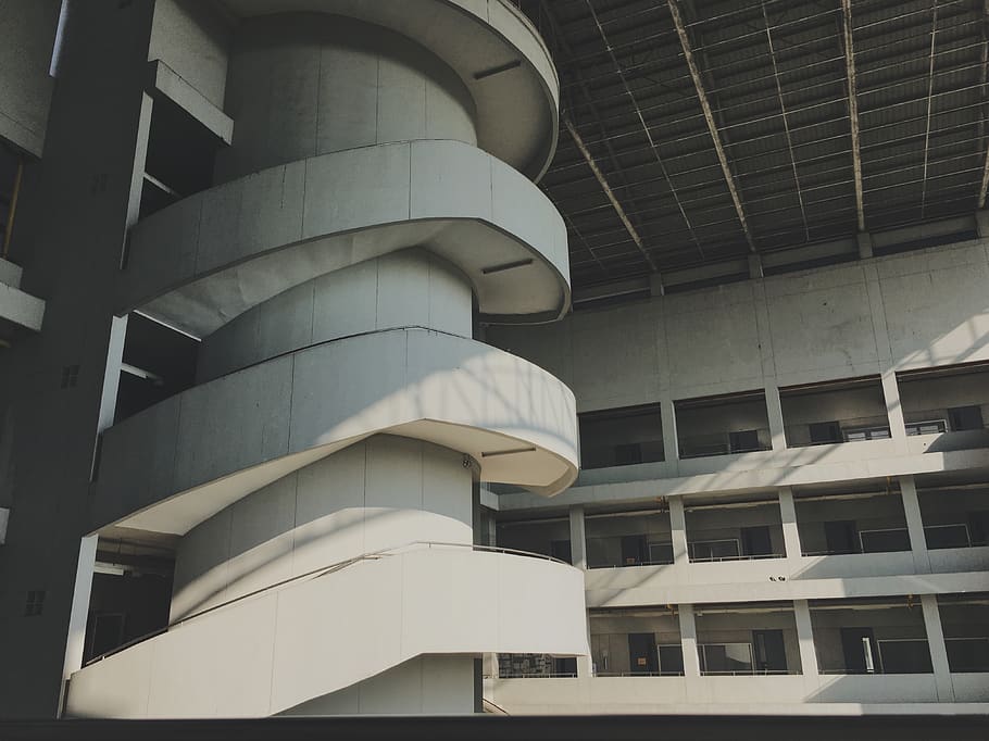 edifici de formigó gris, edifici d'oficines, arquitectura, barana, nakhon pathom, arts decoratives, Tailàndia, ciutat, urbà, de gran alçada, condomini, habitatge, llum, escales, edifici, ombra, torre, edifici d'apartaments, finestra, estructura construïda, exterior de l'edifici, vista d’angle baix, cap gent, modern, dia, a l'aire lliure, característica arquitectònica, columna arquitectònica, patró, exterior d’edifici d’oficines, oficina, llum solar, sostre, naturalesa, cel, 4K