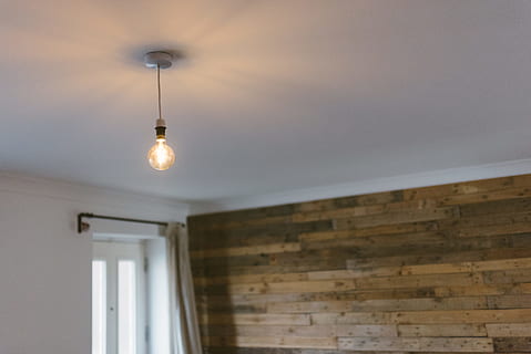 întoarse, clar, bec, arhitectură, tavan, gol, în interior, ușoară, foc mic, cameră, perete, de lemn, vedere unghiulară joasă, echipamente de iluminat, agăţat, iluminat, electricitate, nici o persoana, construită, montare pe perete, acasă interior, pandantiv lumina, lumina electrica, clădire, lampă electrică, 5K, CC0, domeniu public, fără drepturi de autor