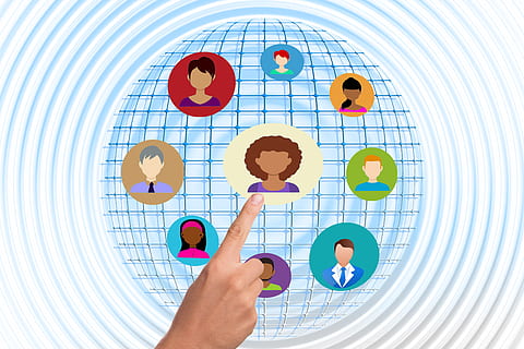finger, røre ved, hånd, struktur, internet, netværk, social, Socialt netværk, logo, facebook, google, social networking, sociale medier, ikon, internet side, præsentation, multimedie, meddelelse, medier, www, forbindelse, mobiltelefon, app, blå, forretning, computer, handle ind, e-mail, e mail, Foto, gul, grøn, handle, grænseflade, knap, koncept, køre, møde, mobil, musik, rejse, lyserød, rød, sort, symbol, menneskelig kropsdel, menneskelig hånd, form, kropsdel, en person, voksen, cirkel, multi farvet, teknologi, indendørs, geometrisk form, design, kreativitet, samarbejde, opløsning, markedsføring, menneskelig lem, 5K, CC0, offentligt domæne, royaltyfrie