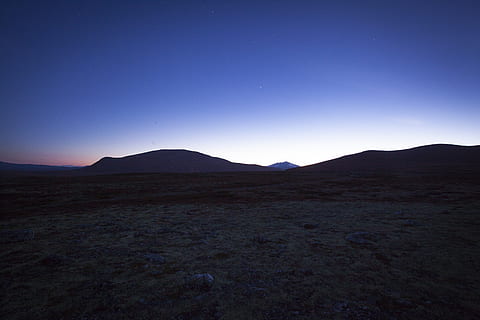 profundo, arboles, azul, Violeta, rosado, amarillo, estrella, estrellas, montañas, Noruega, mas, kongsvoll, kongsvold, Dom, luces, noche, Luna, cielo, montaña, paisaje, paisajes - naturaleza, escena tranquila, tranquilidad, ambiente, belleza en la naturaleza, nadie, naturaleza, cordillera, estrella - espacio, tierra, espacio, astronomía, cielo limpio, silueta, escena no urbana, al aire libre, pico de la montaña, 5K, CC0, dominio público, libre de derechos
