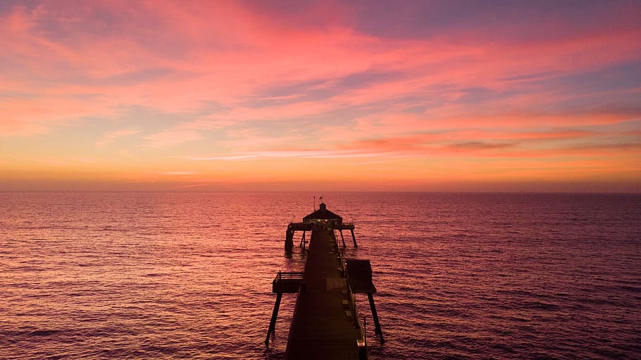 dock marrone, mare, tramonto, cielo, acqua, orizzonte sull'acqua, orizzonte, nuvola - cielo, scenics - natura, guida, faro, colore arancione, natura, architettura, Torre, struttura costruita, protezione, scena tranquilla, la tranquillità, sicurezza, nessuno, all'aperto, 4K