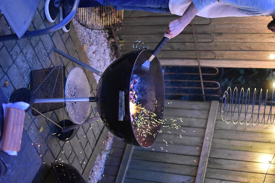 bbq, barbeque, griglia, grigliate, scintille, brace, carbone, Griglia a carbone, capocuoco, cortile, festa, maestro di griglia, Grillmaster, hot dog, in casa, legno - materiale, nessuno, sospeso, attrezzature domestiche, metallo, natura, vista dall'alto, architettura, utensile da cucina, preparazione, giorno, cibo e bevande, calore - temperatura, illuminato, movimento, preparando il cibo, cibo, 5K