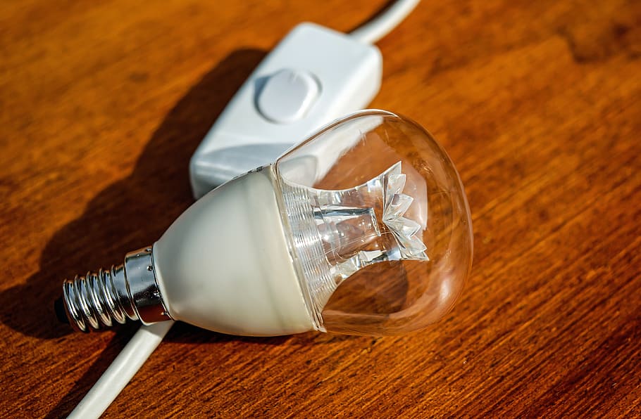 žárovka clera, žárovka, detail, pojmový, proud, elektrické světlo, elektřina, energie, sklenka, uvnitř, svítilna, světlo, přepínač, technologie, dřevo, dřevo - materiál, stůl, jídlo a pití, občerstvení, napít se, studio shot, nikdo, jídlo, stálý život, vybavení domácností, sklo - materiál, kontejner, láhev, podnikání, vysoký úhel pohledu, dva objekty, diety, nákladů, 4K