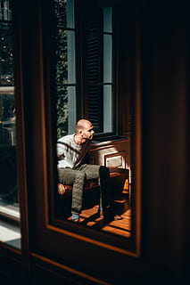 homme, séance, la fenêtre, miroir, réflexion, lumière, la personne, or, explorer, explore plus, regarder dehors, une personne, Vrais gens, modes de vie, Activité de loisir, toute la longueur, à l'intérieur, jeune adulte, Hommes, vue de face, regardant, Vêtements décontractés, architecture, adulte, structure construite, les jeunes hommes, intérieur de la maison, contemplation, 5K, CC0, domaine public, libre de droits