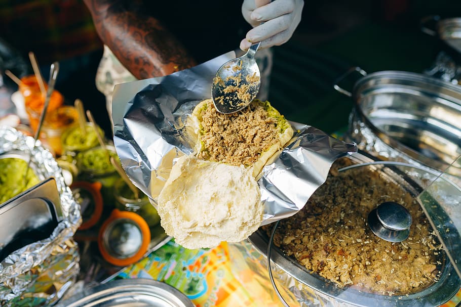 kogte køkkener, is, dessert, creme, fløde, mad, plante, morgenmad, konfekture, søde sager, aluminium, fremstille, måltid, fad, smykker, ædelsten, tilbehør, diamant, finger, havregrød, mad og drikke, en person, hånd, menneskelig hånd, forberedelse, rigtige mennesker, friskhed, menneskelig kropsdel, bedrift, køkkenredskaber, midsection, dag, indendørs, fokus på forgrunden, forbereder mad, herrer, uigenkendelig person, tæt på, fristelse, 8K