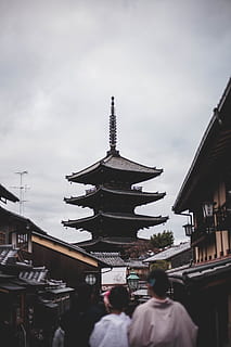 brunt tempel, arkitektur, human, person, bygning, tempel, pagode, tilbede, helligdom, by, metropol, by-, japanske kvinder, Asien, skygge, religiøs, religion, overskyet, mørk, historie, bygget struktur, bygning udvendig, himmel, tro, gruppe af mennesker, rigtige mennesker, spiritualitet, sted for tilbedelse, herrer, natur, dag, rejsemål, voksen, sky - himmel, menneskemængde, udendørs, 5K, CC0, offentligt domæne, royaltyfrie