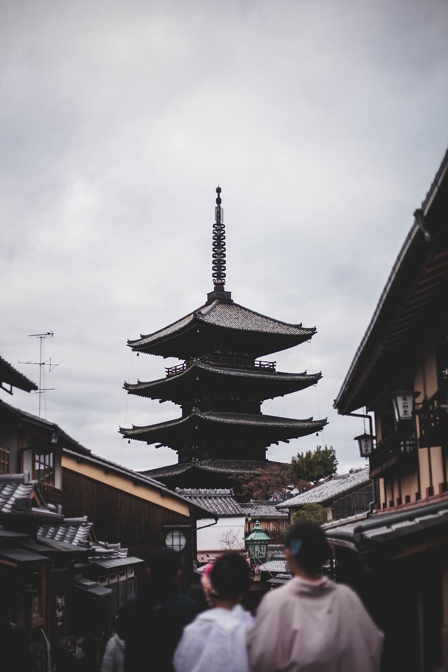 brunt tempel, arkitektur, human, person, bygning, tempel, pagode, tilbede, helligdom, by, metropol, by-, japanske kvinder, Asien, skygge, religiøs, religion, overskyet, mørk, historie, bygget struktur, bygning udvendig, himmel, tro, gruppe af mennesker, rigtige mennesker, spiritualitet, sted for tilbedelse, herrer, natur, dag, rejsemål, voksen, sky - himmel, menneskemængde, udendørs, 5K