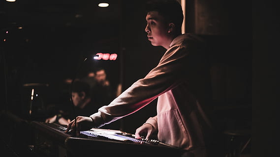 uomo, giocando, controller dj, umano, persona, musicista, strumento musicale, esecutore, attività ricreative, pianoforte, pianista, elettronica, lode, tastiera, dj, gioventù, Chiesa, rosa, hypebeast, illuminazione, evento, pianoforte a coda, una persona, notte, dalla vita in su, cultura artistica e intrattenimento, vista laterale, persone reali, musica, giovani uomini, giovane adulto, stili di vita, abilità, concentrazione, uomini, adulto, in piedi, sport, vita notturna, occupazione, club dj, 5K, CC0, dominio pubblico, privo di copyright
