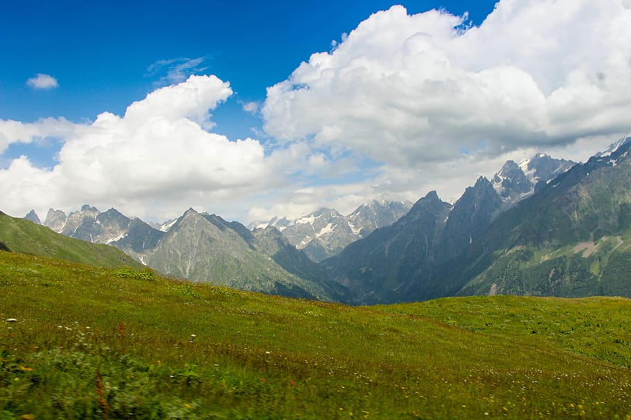 camp d’herba verda, blau, núvols, la llum del dia, herba, verd, paisatge, cim de muntanya, muntanyes, panorama, escènic, cel, neu, gira, blanc, muntanya, núvol - cel, escenics - natura, Serra, medi ambient, naturalesa, bellesa a la natura, escena no urbana, planta, escena tranquil·la, terra, color verd, tranquil·litat, dia, remot, vall, a l'aire lliure, cap gent, cresta de muntanya, 5K