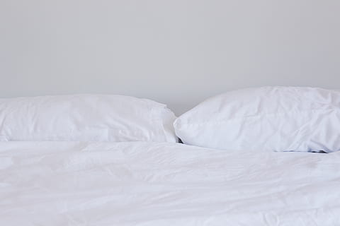 biały zestaw narzuty, łóżko, meble, sypialnia, biały kolor, pokój domowy, poduszka, arkusz, wewnątrz, bielizna, kopia przestrzeń, włókienniczy, żadnych ludzi, brak, wygodny, relaks, wnętrze domu, czysty, pusty, zmięty, przytulny, kołdra, 5K, CC0, domena publiczna, darmowe zdjęcia