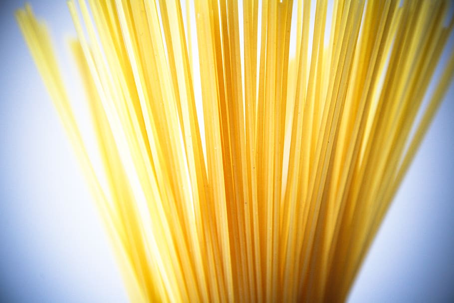 svazek těstovin, těstoviny, jídlo, nudle, vermicelli, špagety, italština, Vidlička, rajče, omáčka, pikantní, pesto, houba, čerstvý, viditelný, fettucine, večeře, chilli, bazalka, bílé pozadí, jídlo a pití, svěžest, syrové potraviny, Zdravé stravování, italské jídlo, blahobyt, detail, žlutá, nikdo, studio shot, uvnitř, přísada, stálý život, hojnost, organický, pozadí, sacharid - typ potravin, 4K