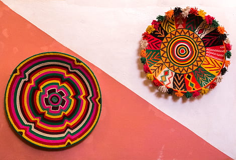 zwei dekorative Platten, mehrfarbig, Muster, keine Leute, Geometrische Figur, drinnen, Kreis, Tabelle, gestalten, Kunst und Handwerk, direkt darüber, Kunst, Kreativität, Stillleben, High Angle View, rot, Nahansicht, Handwerksprodukt, Design, Lebensmittel, Studioaufnahme, konzentrisch, Blumenmuster, Sombrero, 2K, CC0, gemeinfrei, lizenzfrei