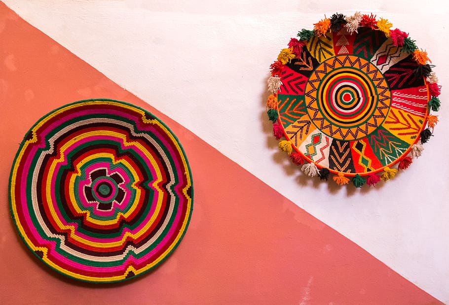 zwei dekorative Platten, mehrfarbig, Muster, keine Leute, Geometrische Figur, drinnen, Kreis, Tabelle, gestalten, Kunst und Handwerk, direkt darüber, Kunst, Kreativität, Stillleben, High Angle View, rot, Nahansicht, Handwerksprodukt, Design, Lebensmittel, Studioaufnahme, konzentrisch, Blumenmuster, Sombrero, 2K