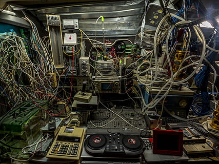 mixer audio set, Electronică, calculator, cabluri, Lisabona, Portugalia, hardware-, Server, operă științifico-fantastică, mizerie completă, spaţiu, electro, cip electronic, hardware-ul computerului, laborator, Procesor, ecran, Monitor, afişa, atelier, tehnologie, nici o persoana, complexitate, grup mare de obiecte, murdar, vedere în unghi mare, metal, conexiune, mașini, în interior, mijloc de transport, învechit, transport, cablu, echipament, industrie, zi, abandonat, variație, alegere, 4K, CC0, domeniu public, fără drepturi de autor