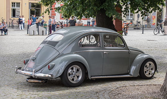 auto, vw, scarafaggio, vecchi tempi, classico, settore automobilistico, vecchia macchina, strada, modo di trasporto, mezzi di trasporto, veicolo a motore, città, persone accessorie, veicolo terrestre, architettura, gruppo di persone, giorno, esterno dell'edificio, persone reali, uomini, folla, in stile retrò, via della città, struttura costruita, all'aperto, 4K, CC0, dominio pubblico, privo di copyright