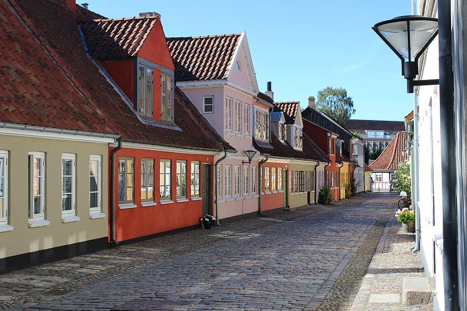 frangia, confine, Odense, Danimarca, architettura, struttura costruita, esterno dell'edificio, costruzione, strada, cielo, città, natura, quartiere residenziale, nessuno, giorno, la strada davanti, Casa, direzione, sentiero, mezzi di trasporto, all'aperto, cielo sereno, cittadina, casa a schiera, 5K