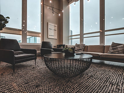 mesa redonda negra, habitación, adentro, vestíbulo, mueble, alfombra, alojamiento, edificio, mesa, sala de espera, recepción, piso, mesa de café, sala de recepción, sala, diseño de interiores, condominio, desván, silla, ventana, asiento, interior de la casa, nadie, día, arquitectura, planta en maceta, sofá, cuarto doméstico, ausencia, planta, estructura construida, casa, moderno, planta de casa, lujo, 4K, CC0, dominio público, libre de derechos