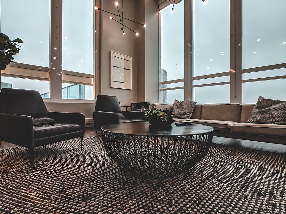 tavolo rotondo nero, camera, in casa, atrio, mobilia, tappeto, alloggiamento, costruzione, tavolo, sala d'attesa, ricezione, pavimentazione, tavolino da caffè, reception, soggiorno, interior design, condominio, soffitta, sedia, pavimento, finestra, posto a sedere, interno di casa, nessuno, giorno, architettura, pianta in vaso, divano, stanza domestica, assenza, pianta, struttura costruita, Casa, moderno, pianta della casa, lusso, 4K
